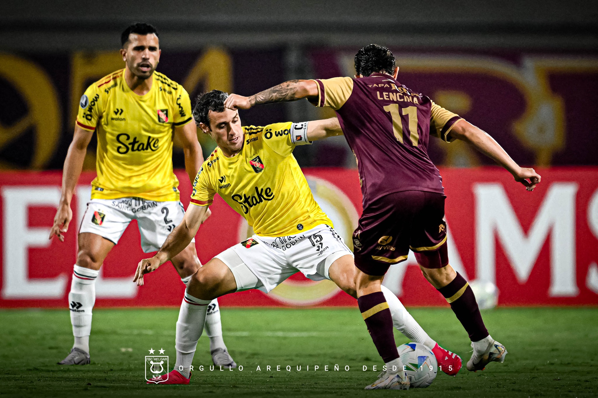 El delantero del Deportes Tolima, Gonzalo Lencina, domina el balón ante la mirada dos jugadores de FBC Melgar, en el juego de ida de la Fase 2 de la Conmebol Libertadores 2025. Foto: FBC Melgar.