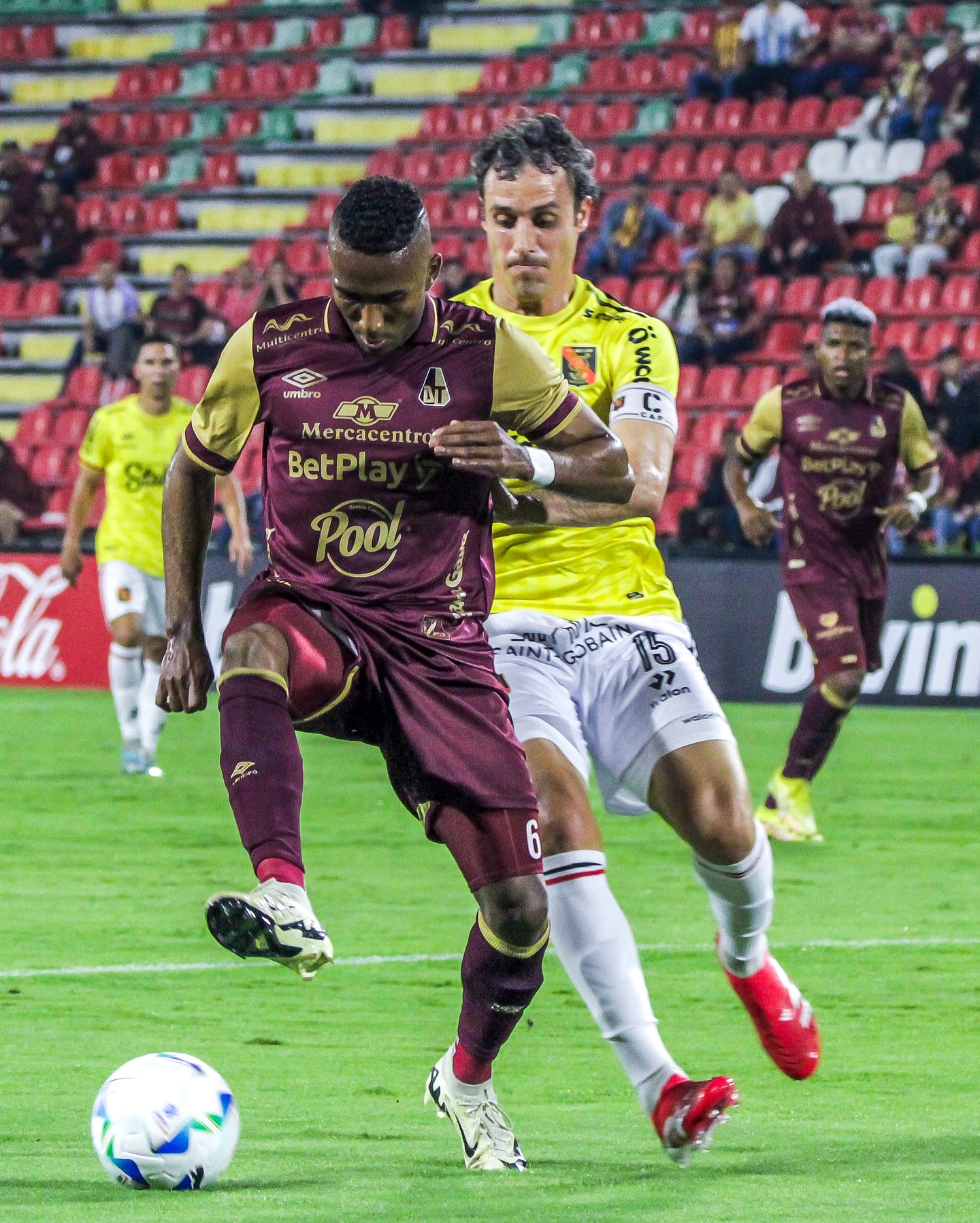 El volante central del Deportes Tolima, Cristian Trujillo, domina el balón ante la marca Horacio Orzán de FBC Melgar, en el juego de ida de la Fase 2 de la Conmebol Libertadores 2025. Foto: FBC Melgar.
